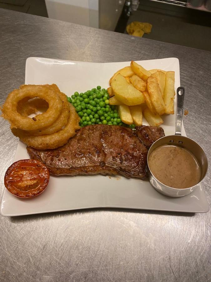 The Albert Inn 네언 외부 사진