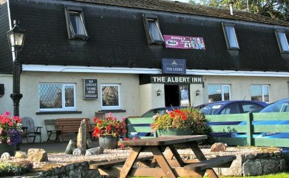 The Albert Inn 네언 외부 사진